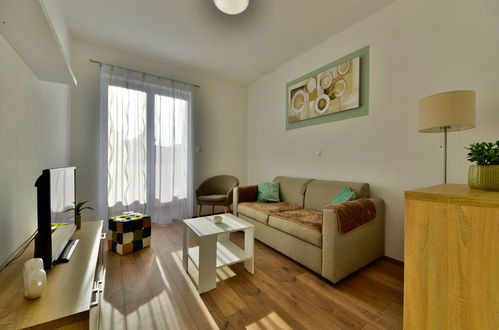 Foto 4 - Apartamento de 2 quartos em Rab com jardim e terraço