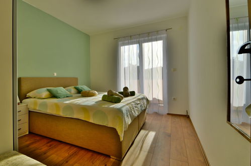 Foto 5 - Appartamento con 2 camere da letto a Rab con terrazza e vista mare