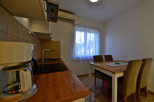 Foto 9 - Apartamento de 2 quartos em Rab com jardim e terraço