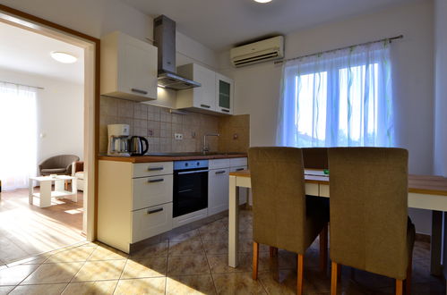 Photo 10 - 2 bedroom Apartment in Rab with garden and terrace