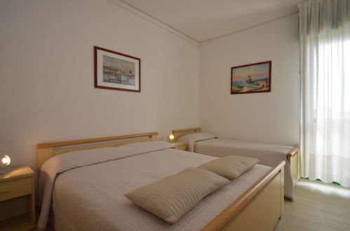 Foto 10 - Apartamento de 1 habitación en San Michele al Tagliamento con piscina y vistas al mar