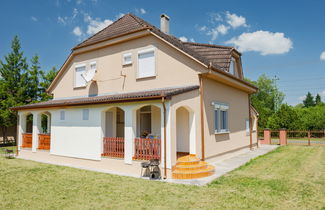 Photo 2 - 4 bedroom Apartment in Balatonmáriafürdő with garden and terrace