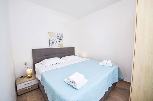 Foto 5 - Apartamento de 1 quarto em Sibenik com piscina e jardim