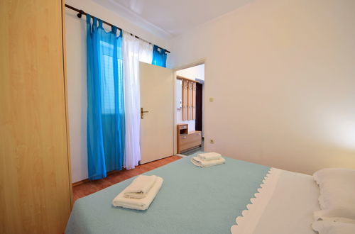 Foto 10 - Apartamento de 1 quarto em Sibenik com piscina e jardim