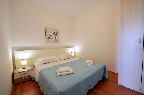 Foto 6 - Apartamento de 1 quarto em Sibenik com piscina e jardim