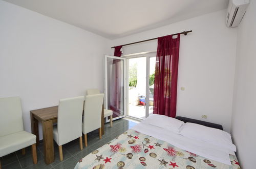 Foto 14 - Apartamento de 1 quarto em Sibenik com piscina e jardim