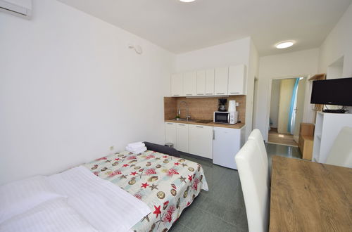 Foto 16 - Apartamento de 1 quarto em Sibenik com piscina e jardim