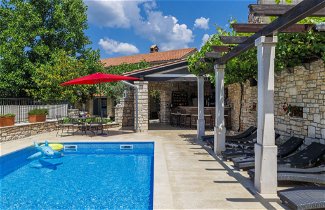 Foto 2 - Casa con 5 camere da letto a Sveti Petar u Šumi con piscina privata e giardino