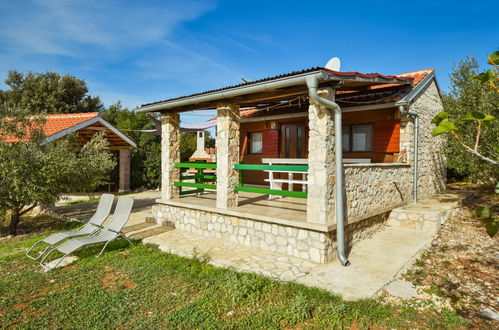 Foto 5 - Haus mit 1 Schlafzimmer in Pašman mit garten und terrasse