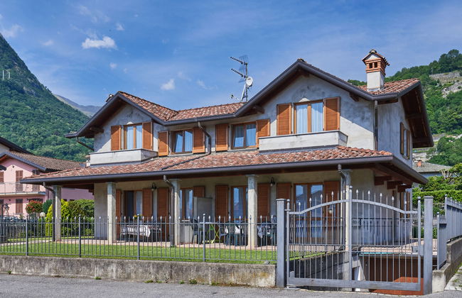Casa de 4 quartos em Dongo com jardim e terraço - Foto 1