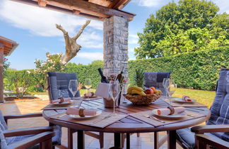 Photo 2 - Maison de 2 chambres à Sveti Lovreč avec piscine privée et vues à la mer