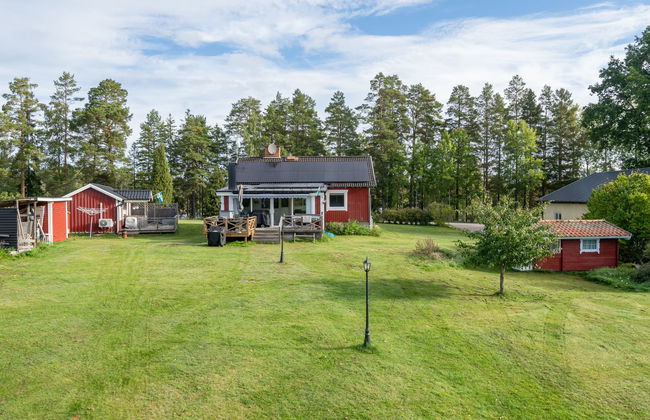 4 bedroom House in Finspång with garden and terrace - Photo 6