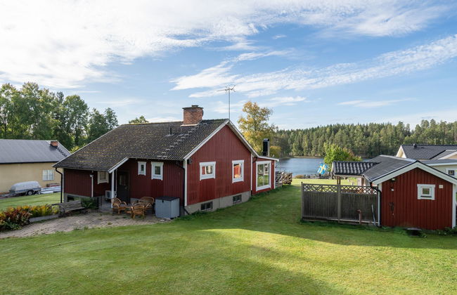 4 bedroom House in Finspång with garden and terrace - Photo 1