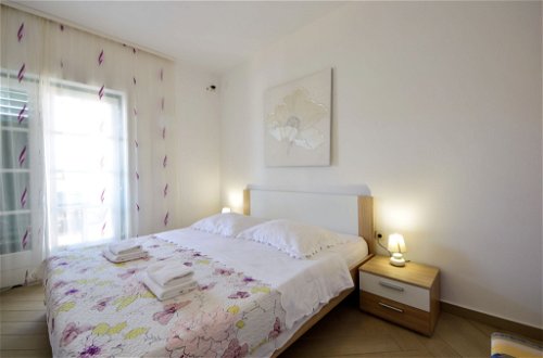 Foto 10 - Appartamento con 3 camere da letto a Sebenico con piscina e vista mare
