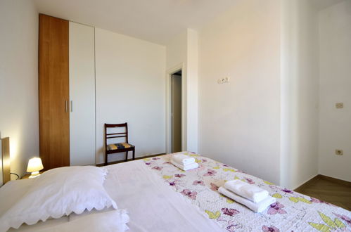 Foto 11 - Appartamento con 3 camere da letto a Sebenico con piscina e vista mare