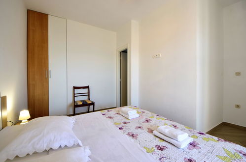 Foto 11 - Appartamento con 3 camere da letto a Sebenico con piscina e giardino