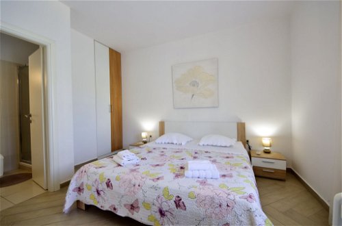 Foto 9 - Appartamento con 3 camere da letto a Sebenico con piscina e vista mare