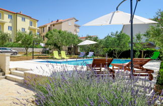 Foto 2 - Appartamento con 3 camere da letto a Sebenico con piscina e vista mare