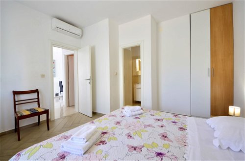 Foto 14 - Appartamento con 3 camere da letto a Sebenico con piscina e vista mare