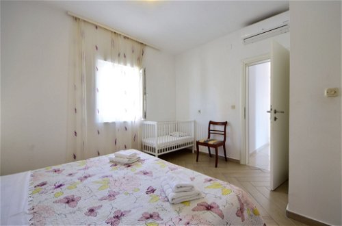 Foto 13 - Appartamento con 3 camere da letto a Sebenico con piscina e vista mare
