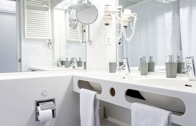 Apartamento de 2 quartos em Bissone com piscina e jardim - Foto 12