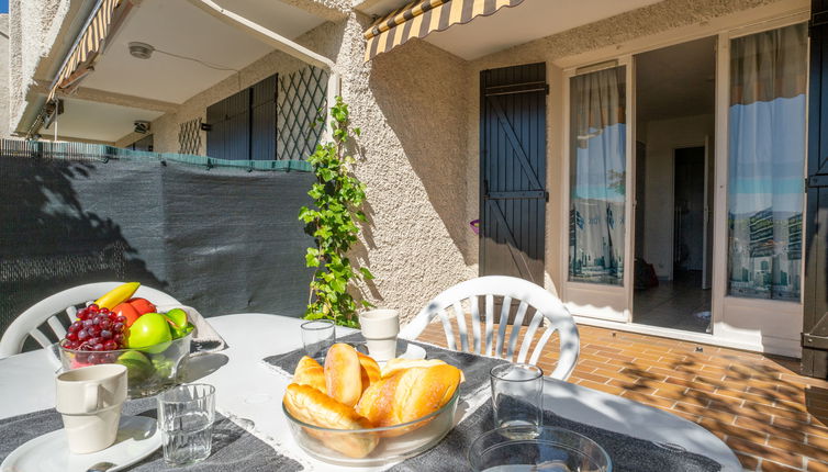 Photo 1 - Apartment in Saint-Cyr-sur-Mer with garden and terrace