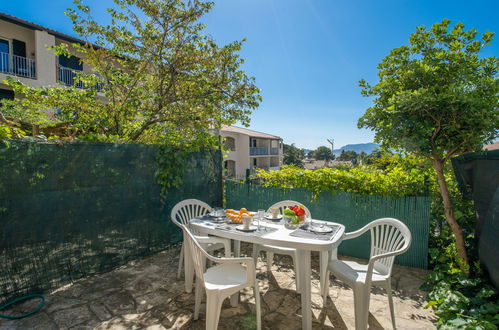 Foto 15 - Apartment in Saint-Cyr-sur-Mer mit garten und terrasse