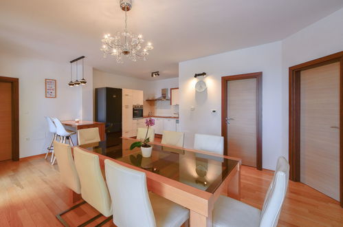 Foto 34 - Casa de 7 quartos em Opatija com piscina privada e jardim