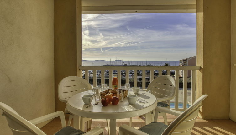 Photo 1 - 1 bedroom Apartment in Six-Fours-les-Plages with swimming pool and sea view