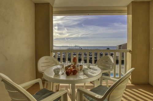 Photo 1 - 1 bedroom Apartment in Six-Fours-les-Plages with swimming pool and sea view