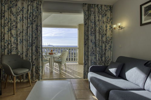 Foto 5 - Appartamento con 1 camera da letto a Six-Fours-les-Plages con piscina e vista mare