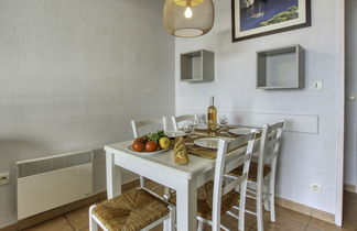 Photo 2 - 1 bedroom Apartment in Six-Fours-les-Plages with swimming pool and sea view