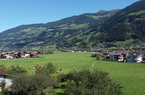 Foto 10 - Appartamento con 2 camere da letto a Fügen con vista sulle montagne