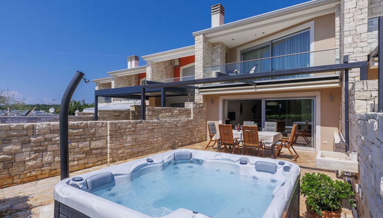 Photo 1 - 3 bedroom House in Umag with private pool and sea view