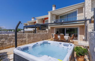 Foto 1 - Casa con 3 camere da letto a Umag con piscina privata e giardino