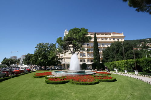 Foto 27 - Appartamento con 1 camera da letto a Opatija con giardino e vista mare