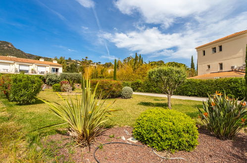 Foto 17 - Apartamento en Le Lavandou con jardín y vistas al mar