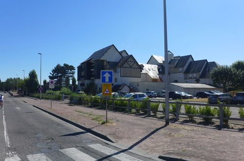 Foto 16 - Apartamento de 1 habitación en Cabourg con terraza y vistas al mar