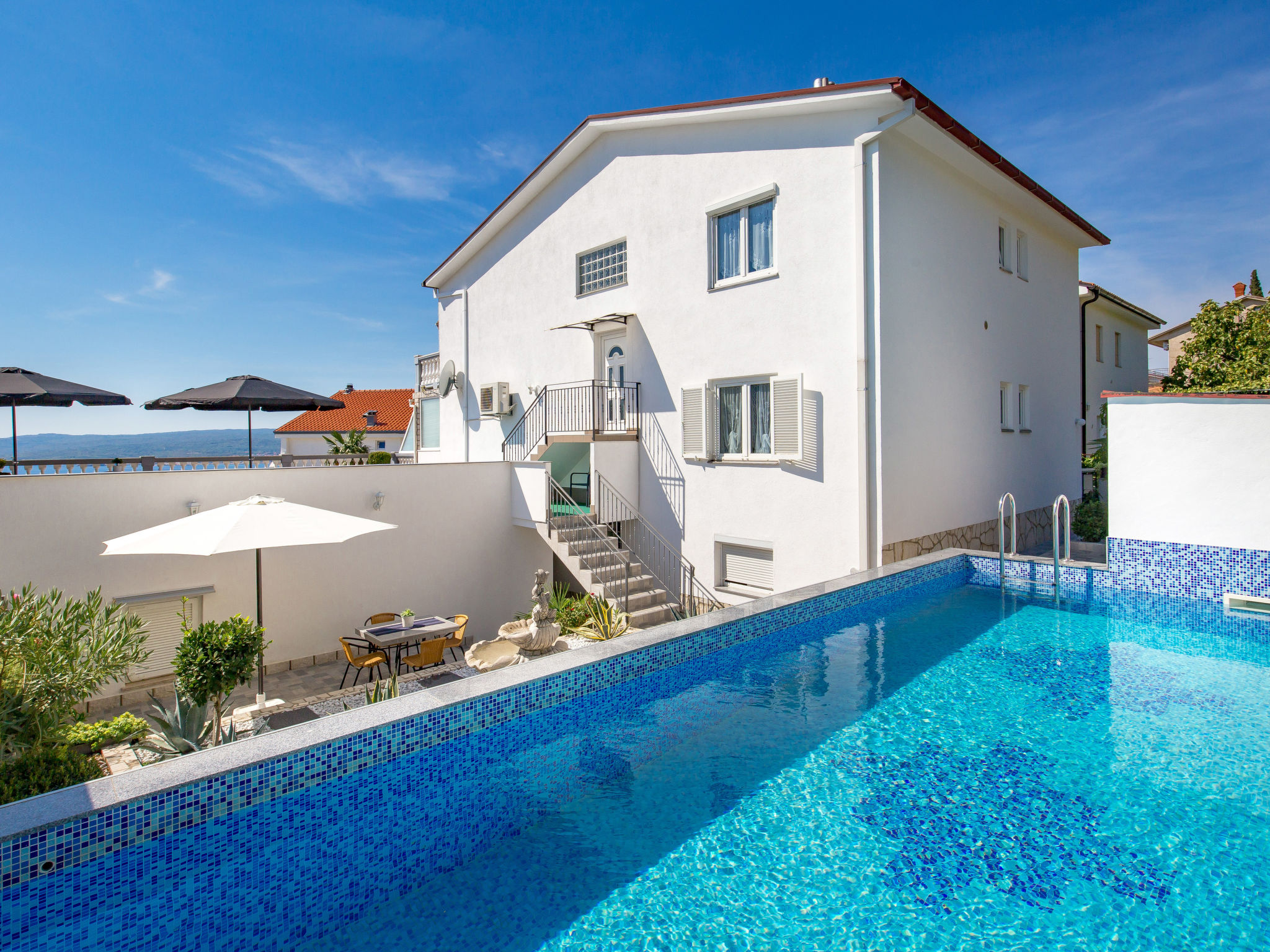 Foto 1 - Apartamento de 1 habitación en Crikvenica con piscina y vistas al mar