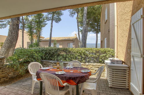 Photo 2 - Appartement de 2 chambres à Saint-Cyr-sur-Mer avec terrasse et vues à la mer