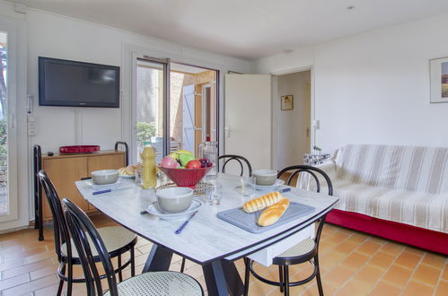 Photo 3 - 2 bedroom Apartment in Saint-Cyr-sur-Mer with terrace and sea view