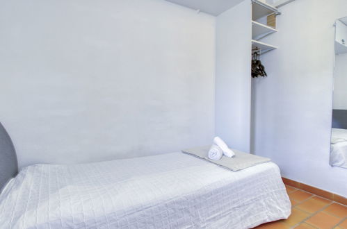 Foto 11 - Appartamento con 2 camere da letto a Saint-Cyr-sur-Mer con terrazza e vista mare