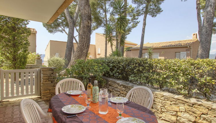 Photo 1 - Appartement de 2 chambres à Saint-Cyr-sur-Mer avec terrasse et vues à la mer