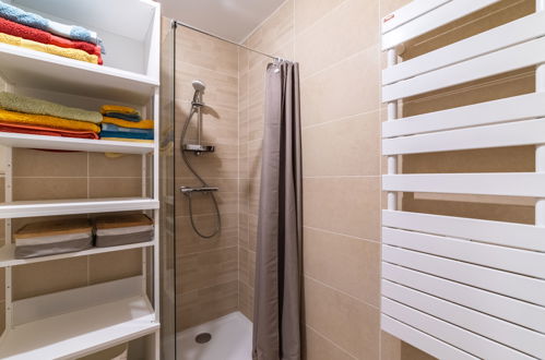 Foto 18 - Appartamento con 1 camera da letto a Bormes-les-Mimosas con piscina e vista mare