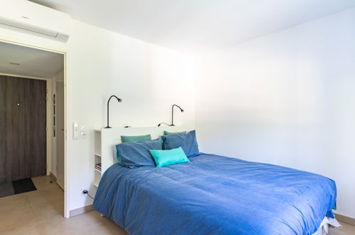 Foto 12 - Appartamento con 1 camera da letto a Bormes-les-Mimosas con piscina e vista mare