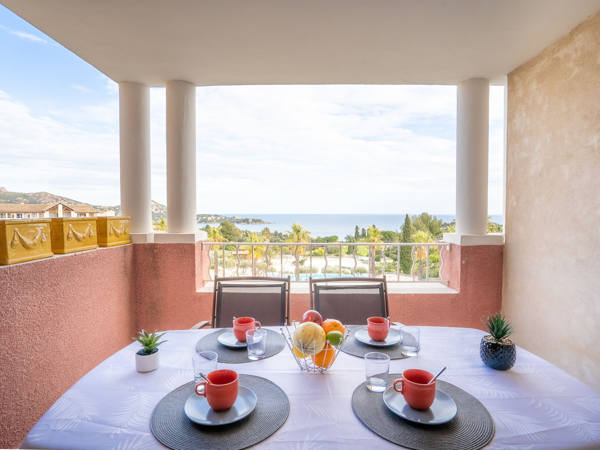 Foto 1 - Appartamento con 1 camera da letto a Saint-Raphaël con piscina e vista mare