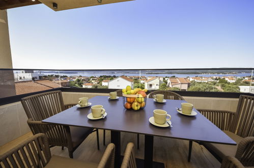 Foto 7 - Appartamento con 2 camere da letto a Sveti Filip i Jakov con piscina e vista mare