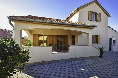 Photo 10 - Maison de 3 chambres à Biograd na Moru avec piscine privée et terrasse