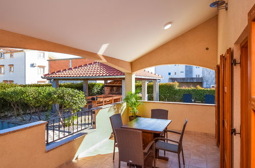Foto 13 - Casa de 3 quartos em Biograd na Moru com piscina privada e terraço