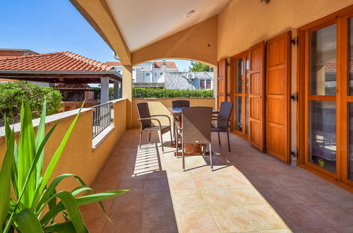 Foto 2 - Casa de 3 quartos em Biograd na Moru com piscina privada e terraço